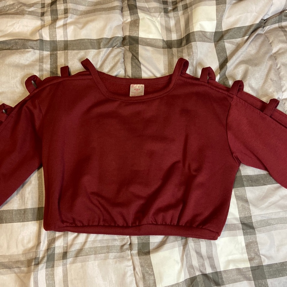 Size: XSmall/XCH. Brand: No Boundaries. Maroon cropped long-sleeve top.